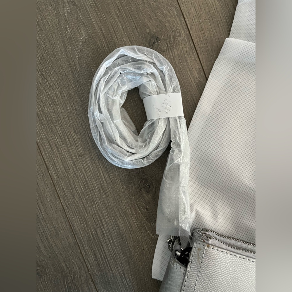 NWT Lo & Sons Pearl Saffiano Leather Silver Crossbody Bag Retails $300 - Picture 4 of 14